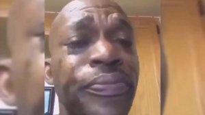 Негр услышал грустную музыку и плачет