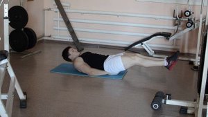 Подъем ног в положении лежа, на пресс