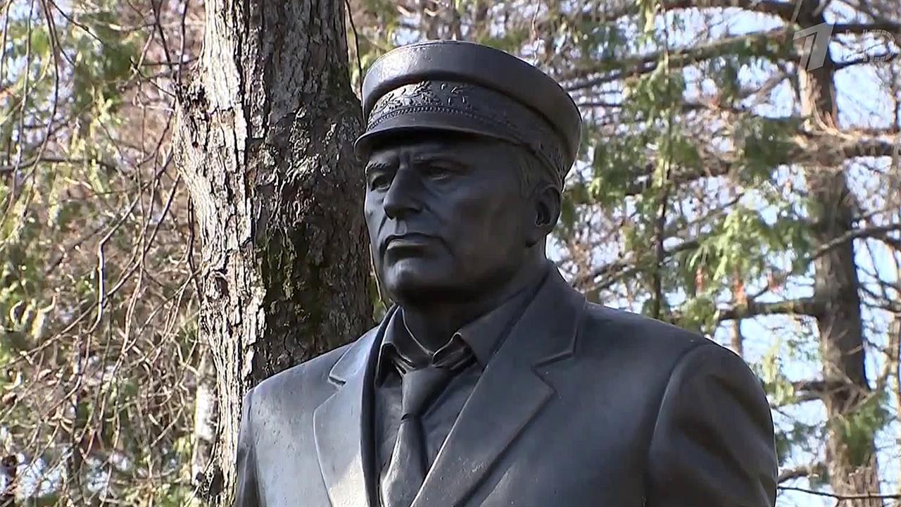 Памятник Владимиру Жириновскому открыт на Новодевичьем кладбище в Москве