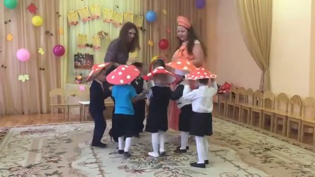 Утренник в садике. Танец грибов. "Быстро потанцую и домой!.." смотреть онлайн