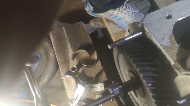 изобретаю съёмник шестерни распредвала УАЗ из подручных средств ...