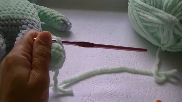 Вяжем плюшевую  игрушку Зайчик  крючком .