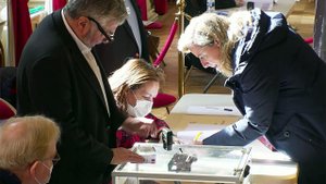 При особых мерах безопасности во Франции все же состоялись муниципальные выборы