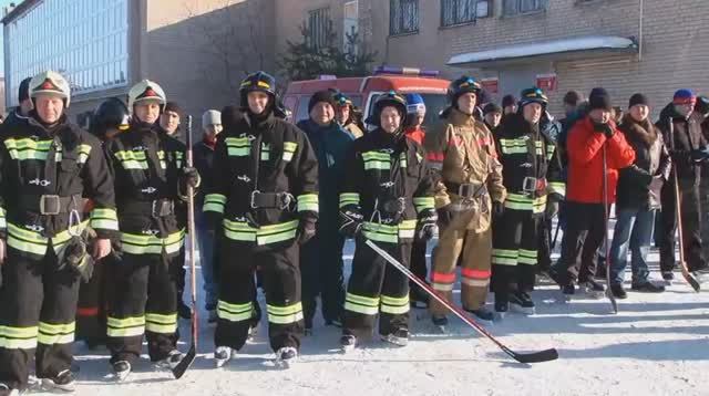 В Челябинске прошел первый пожарно-спасательный флешмоб на коньках