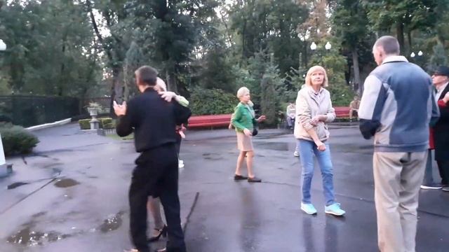 ДЛЯ ТЕБЯ ЛЮБИМАЯ, ДЛЯ ТЕБЯ ЖЕЛАННАЯ!???/ТАНЦЫ В ПАРКЕ ГОРЬКОГО ХАРЬКОВ СЕНТЯБРЬ 2021 смотреть онлайн