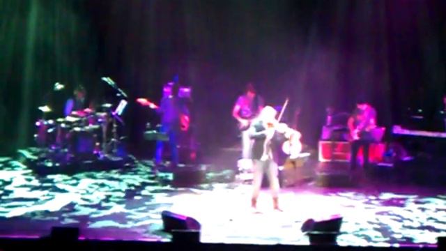 Виртуозно играет рок на скрипке! смотреть онлайн