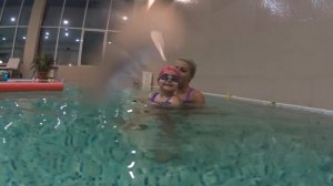 Плаванье тренировка Катя с Юлей в бассейне учится плавать ищет игрушки Swimming