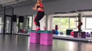 Упражение для спортзала: боковое зашагивание на тумбу