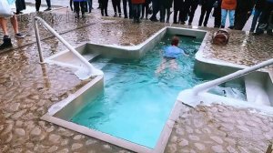 Крещенские купания.Смелые девушки купаются в ледяной проруби