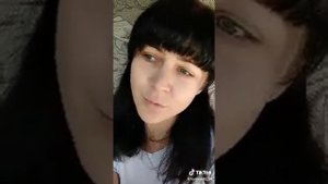женщина поёт песню " родители хранители"