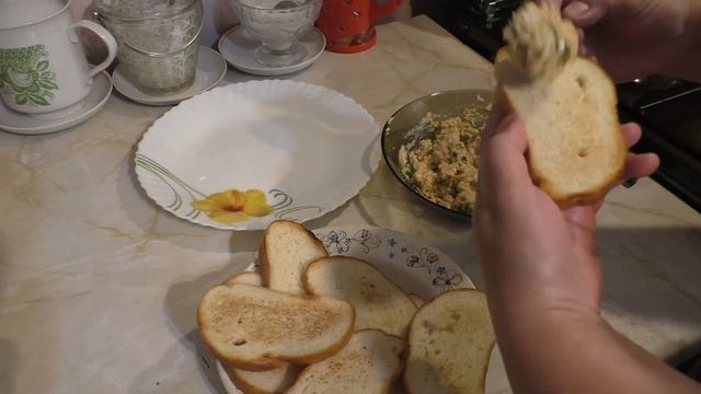Бутерброды закусочные с печенью минтая.  Дешево и сердито.