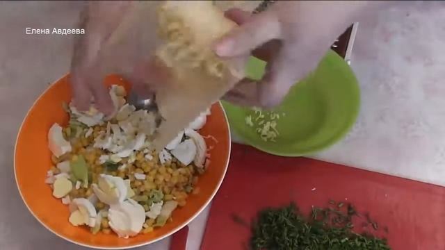 Салат с пекинской капусты, колбасой и крабовым мясом