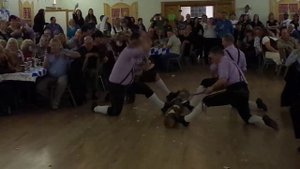 Немецкий танец . ( Рубят  бревно под музыку ) German  log dancing.