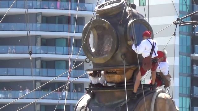 Day 3. The Giants. Diver and Little Girl Giant in Perth. Royal de Luxe. Perth, Australia смотреть онлайн