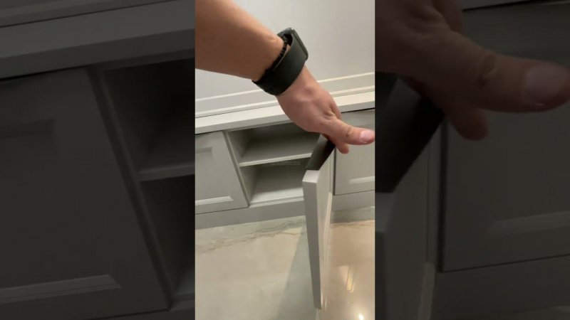 Тумба под обувь и стеновая панель с крючками