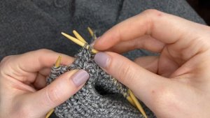 Мастер-класс I Свитер спицами с воротником на молнии I Плечевые швы, рукава и обработка горловины