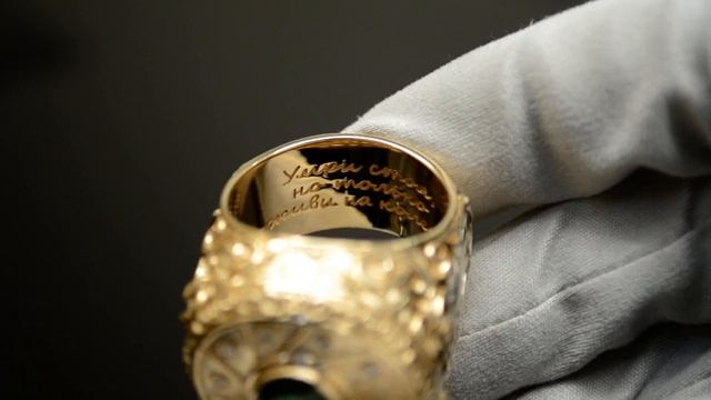 Именная мужская печатка с образами икон, гравировкой, бриллиантами и крупным изумрудом смотреть онлайн