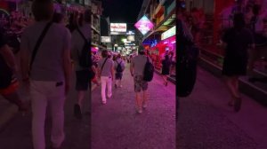 Улица красных фонарей в Патайе. Тайланд