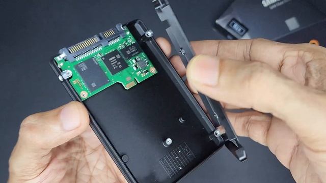 Samsung 870 EVO 1TB SSD - Disassembly - What's Inside?