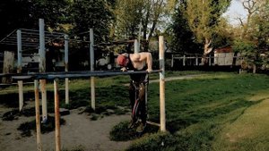 Тренировка Виталия Фещука на турниках и брусьях
