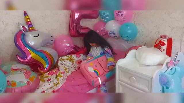 Анжелике 5 лет. Анжелика проснулась и увидела, что ее спальня полна подарков. смотреть онлайн