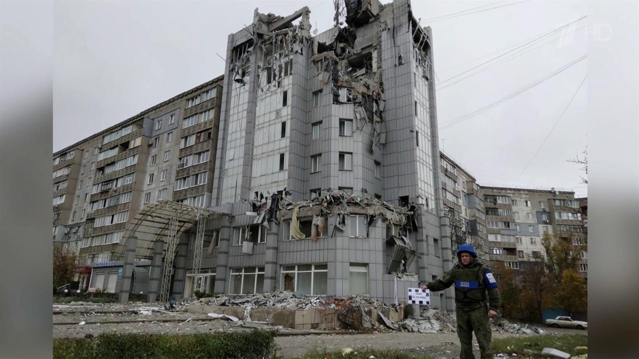 В Луганской республике в Алчевске украинские боевики обстреляли гостиницу