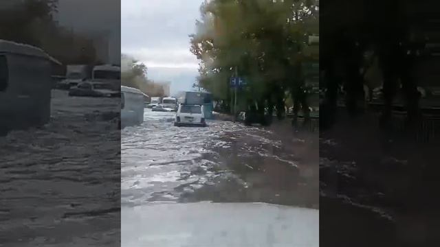 #automobileв Караганда потопила канализационная вода 27.09.2023 года