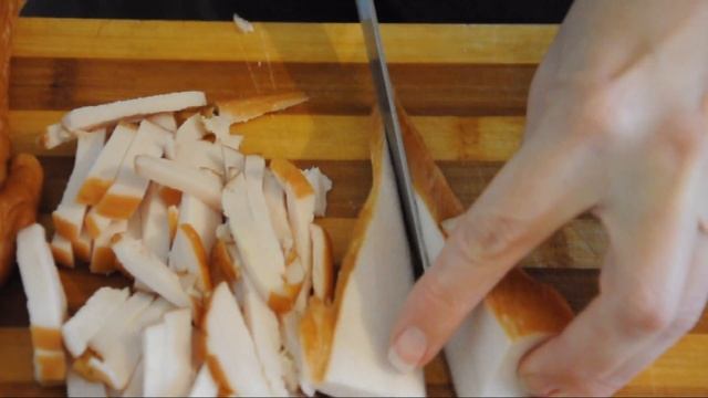 Салат с пекинской капусты, нежный салат с пекинской капусты, сыра, копченого филе курицы и чипсов смотреть онлайн