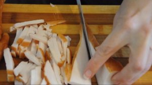 Салат с пекинской капусты, нежный салат с пекинской капусты, сыра, копченого филе курицы и чипсов