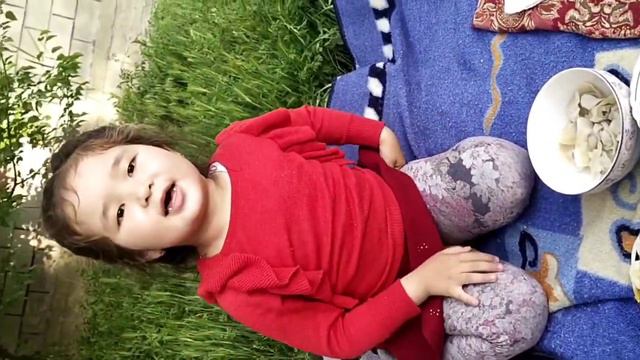 Что говорит эта маленькая девочка? Дети, все сюда!!! смотреть онлайн