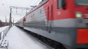 Электровоз ЭП1М-790 с пассажирским поездом