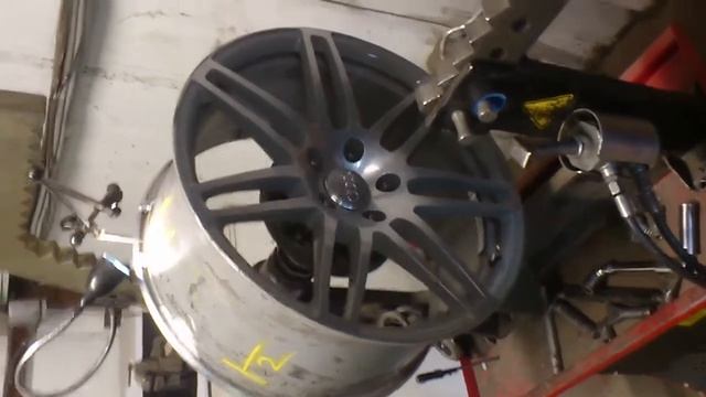 Правка и аргонная сварка, алюминиевого литого диска, (5) пяти швов, диаметр диска R21 смотреть онлайн