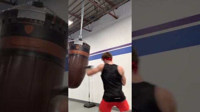 Throwing bombs on the grodex bag #boxingtraining #heavybagworkout #boxingmotivation #boxingnews