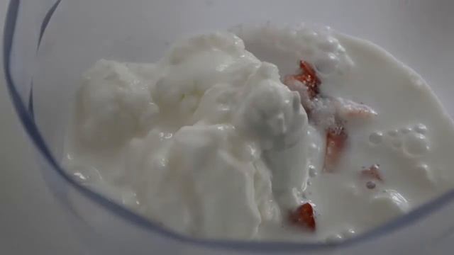 Клубнично-молочный коктейль с йогуртом смотреть онлайн