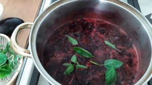 Пряный соус из черной смородины