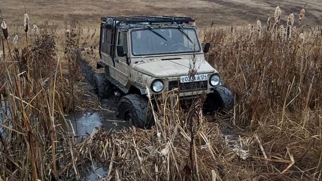 Вот так замыливает протектор на бездорожье через болота на внедорожнике ЛуАЗ-969