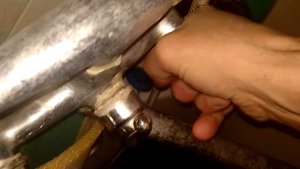 Ремонт "крана"? или Как открутить юбку, или декоративную чашку на смесителе?