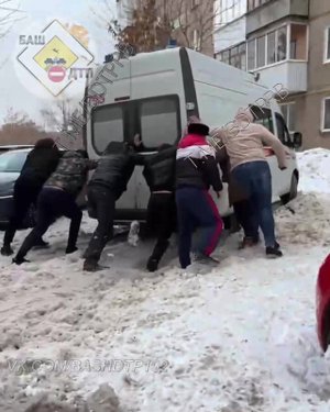 Выталкивали всем двором: в Уфе из-за нечищенного снега вновь застряла машина скорой помощи