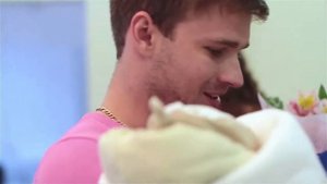 Красивая выписка из роддома малыша и его мамы
