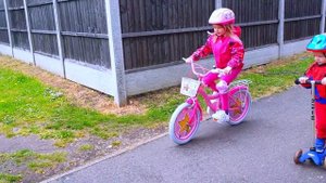 Эльвира УПАЛА КУКЛА ЛОЛ ВЕЛОСИПЕД Видео для малышей