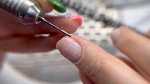 Маникюр левой рукой / Сходить в салон или делать самой?