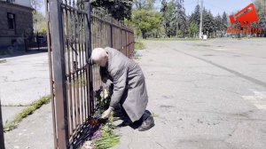 Жители Одессы несут цветы к Дому профсоюзов в память о жертвах трагедии 2014 года