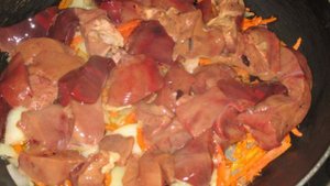 Утиная печень жареная с луком и морковью