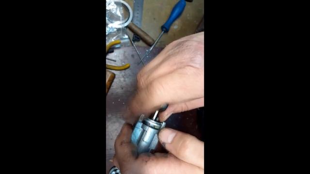 Заклинил замок зажигания nissan np300. Ремонт замка долго,нудно смотреть онлайн