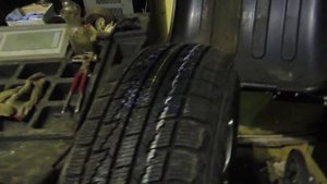 Прыгает резина Roadstone Win-ice