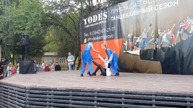 «По волнам» на празднике красок ХОЛЛИ смотреть онлайн