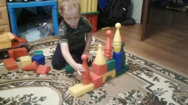 Как построить замок из кубиков? смотреть онлайн