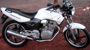 moto honda CBX 200 strada branca