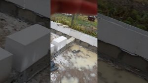04. Первый ряд бани из газобетона. Блок на пену.
