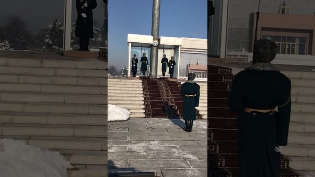 Смена почётного караула. Город Бишкек 2020. Флаг КР смотреть онлайн